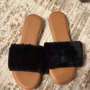 Universal thread furry black sandals